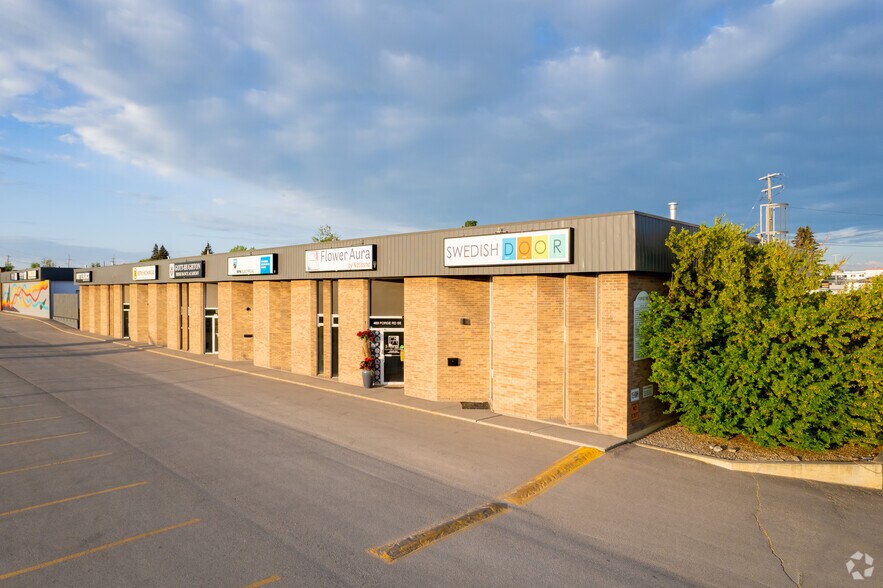 More Photos Of 401-413 Forge Rd SE, Calgary Showroom For Lease