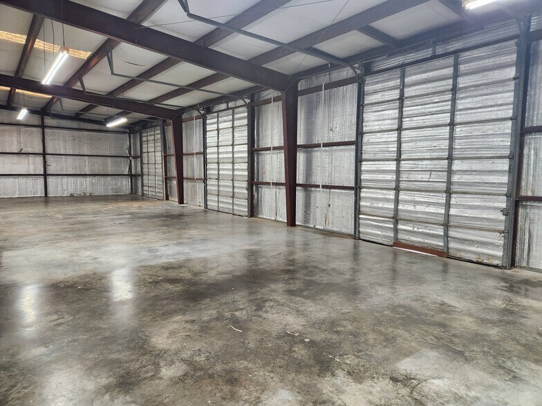More Photos Of 615 Rankin Cir N, Houston Warehouse For Lease