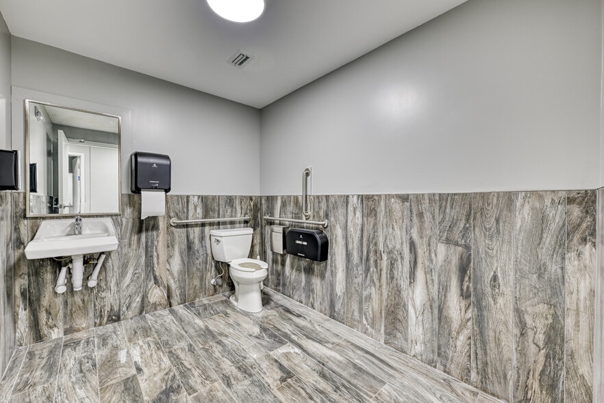 More Photos Of 8282 Western Way Cir, Jacksonville Warehouse For Lease