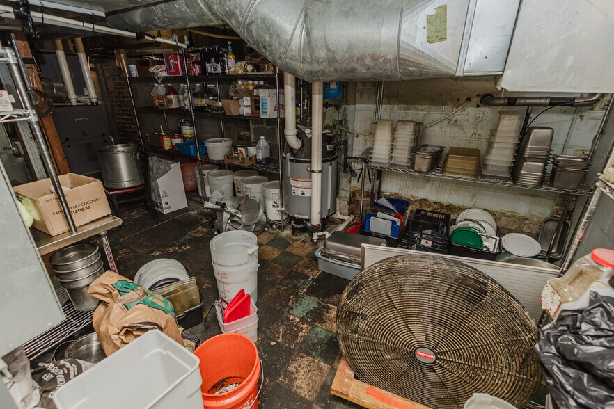 More Photos Of 830 N Kansas Ave, Topeka Bar For Sale