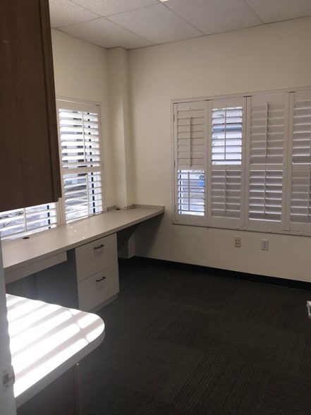 More Photos Of 1550-1582 Global Ct, Sarasota Light Manufacturing For Sale