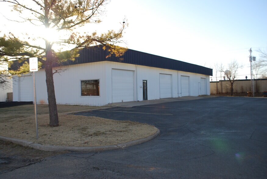 Primary Photo Of 1008 NW 82nd St, Oklahoma City Service For Lease