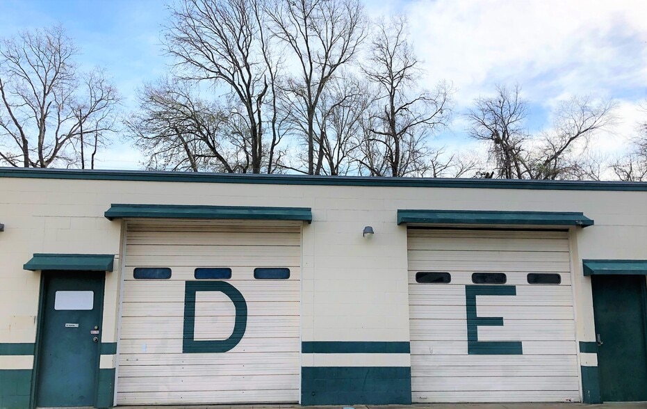 More Photos Of 2613 E 5th St, Tyler Service For Lease