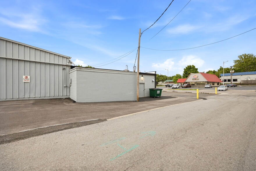 More Photos Of 326 SE Douglas St, Lees Summit Office For Sale