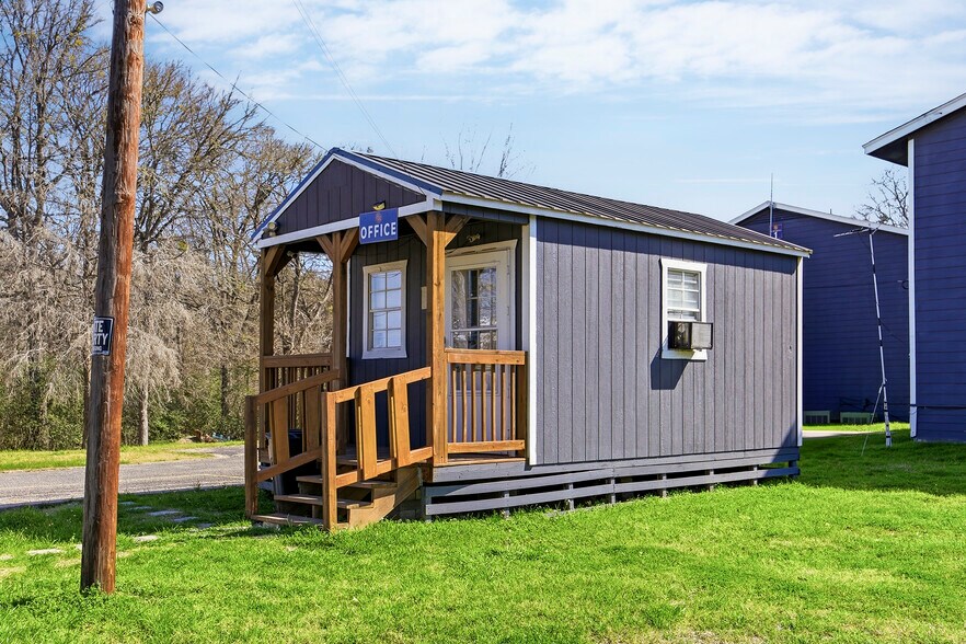 More Photos Of 1105 Westwood Ln, Giddings Apartments For Sale