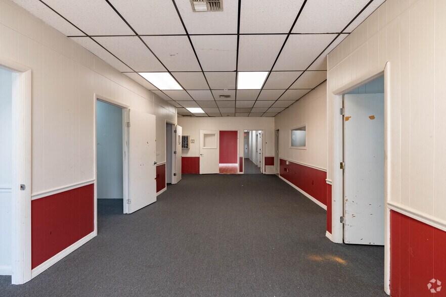 More Photos Of 2120 Collier Ave, Fort Myers Religious Facility For Lease