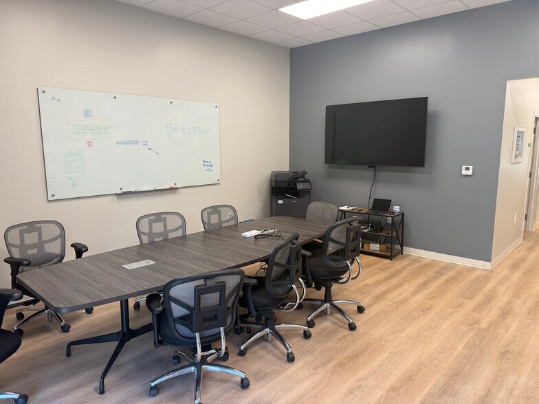 More Photos Of 320 Seagle St, Huntersville Loft Creative Space For Lease