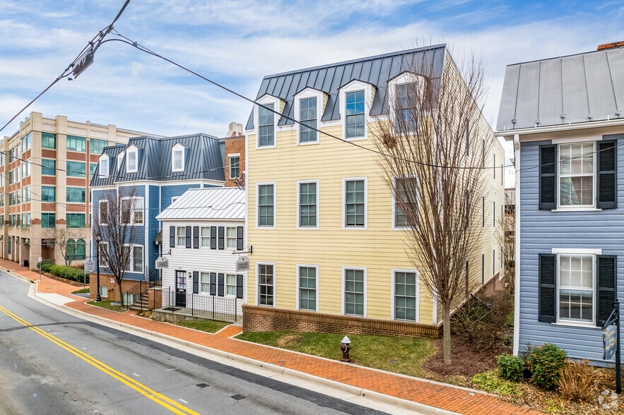 More Photos Of 111-113 E Market St, Leesburg Office For Lease