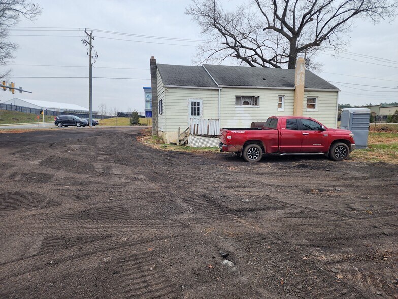 More Photos Of 25119-25137 Arcola Mills Dr, Sterling Land For Lease