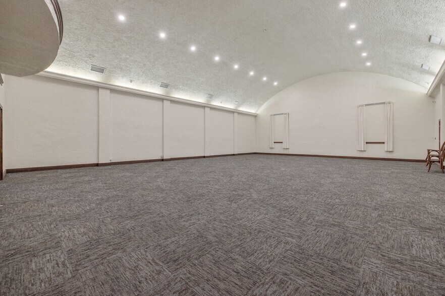 More Photos Of 128 S E St, Exeter Storefront For Sale