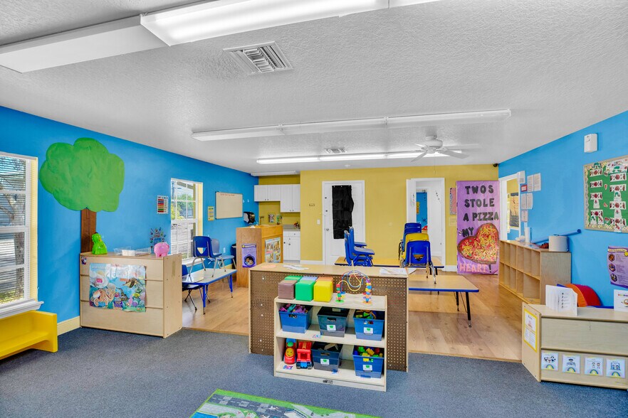 More Photos Of 1285 6th Ave, Vero Beach General Retail For Sale