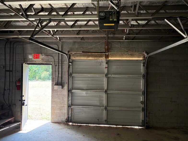 More Photos Of 910 Edgefield St, Greenwood Light Distribution For Sale