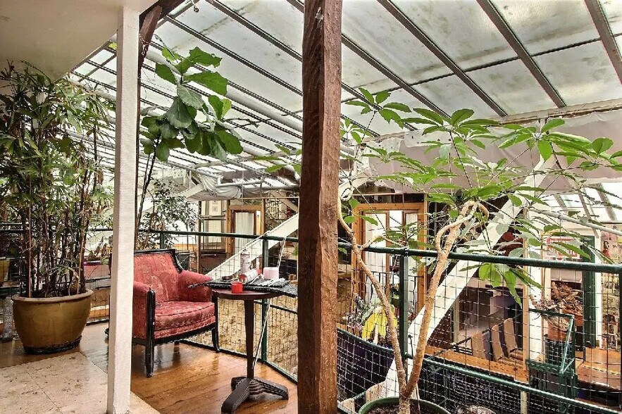 Primary Photo Of 98 Rue Jean-Pierre Timbaud, Paris Office For Sale