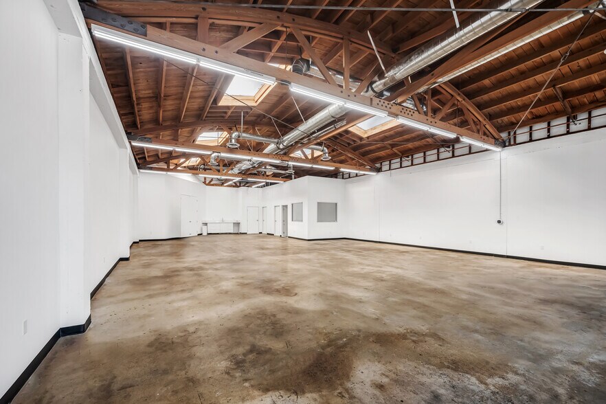 More Photos Of 1939 S Santa Fe Ave, Los Angeles Showroom For Lease