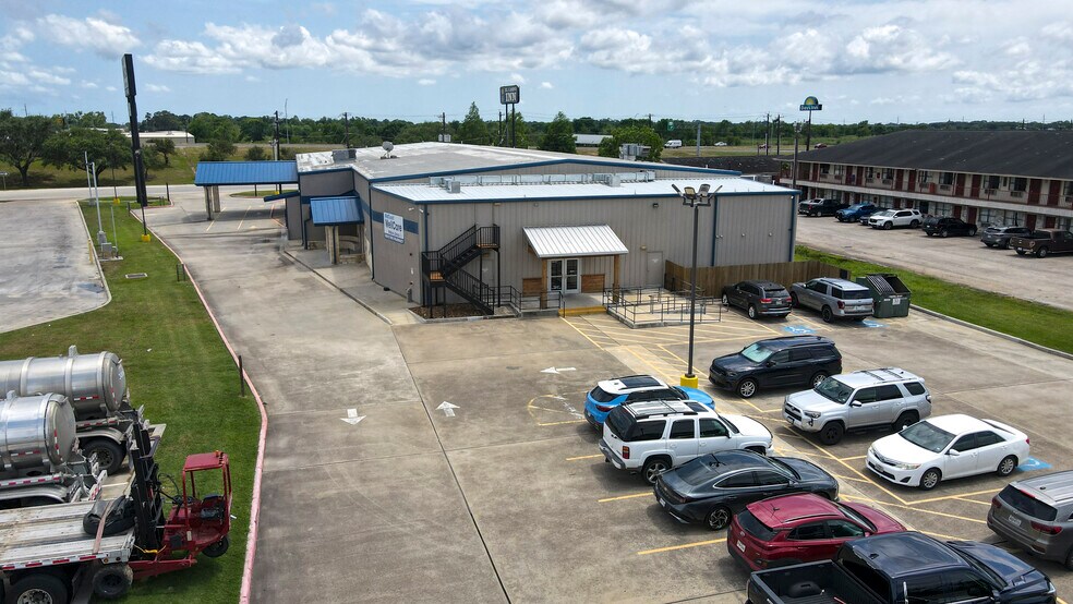 More Photos Of 25000 US 59 Rd, El Campo Flex For Sale