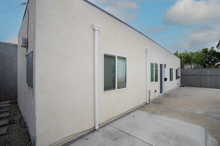 More Photos Of 10720 Charnock Rd, Los Angeles Multifamily For Sale