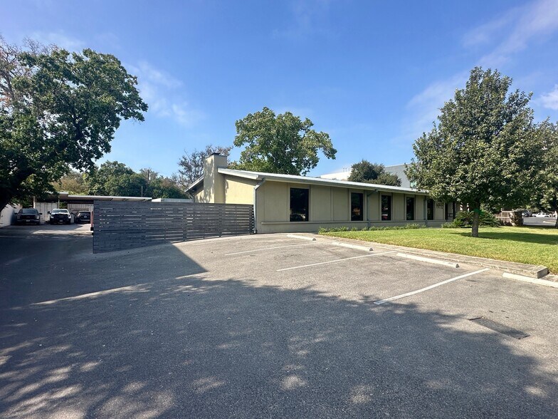 Primary Photo Of 8634 Crownhill Blvd, San Antonio Office For Lease