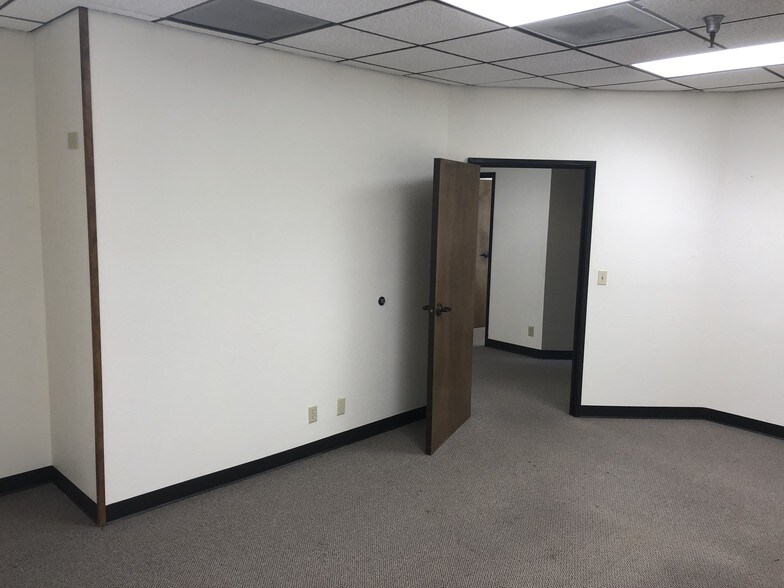 More Photos Of 1140-1144 Willagillespie Rd, Eugene Office For Sale