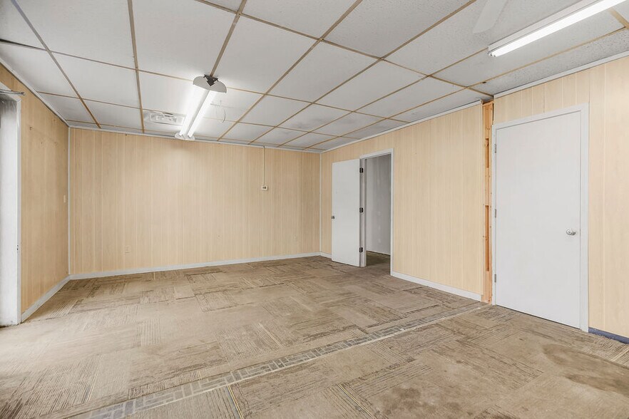 More Photos Of 1319 E Highway H, Liberty Warehouse For Lease