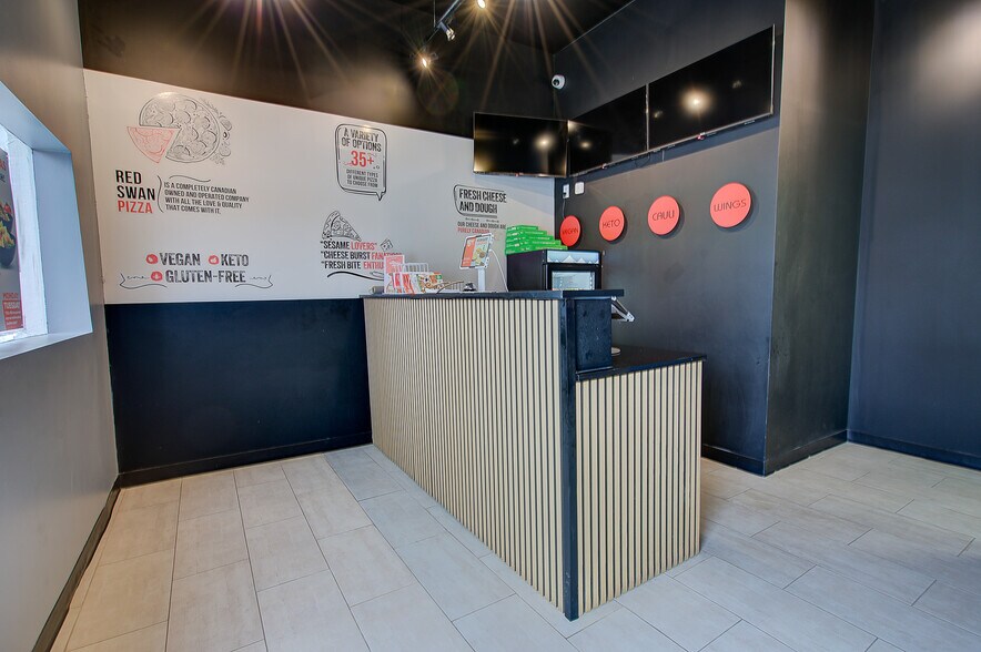 More Photos Of 5020 50 St, Sylvan Lake Storefront For Sale