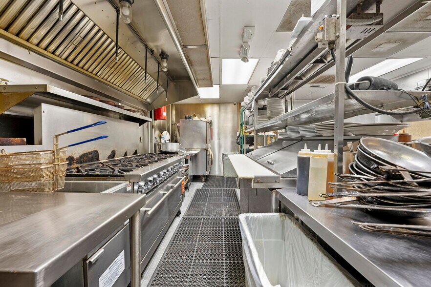 More Photos Of 7390 Shoal Line Blvd, Weeki Wachee Specialty For Sale