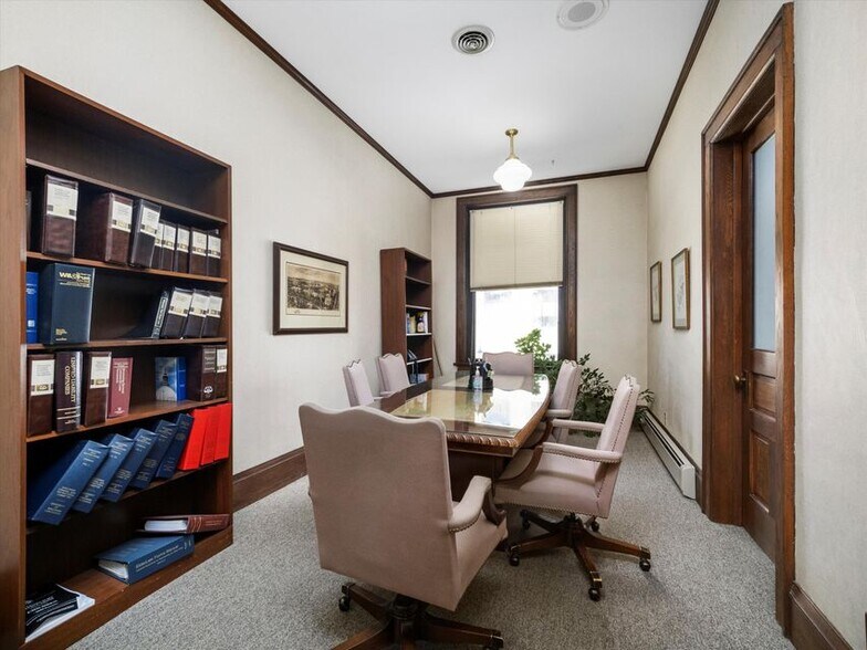 More Photos Of 921-931 8th St, Manitowoc Office For Lease