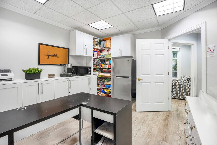 More Photos Of 7901-7915 Belle Point Dr, Greenbelt Office For Sale