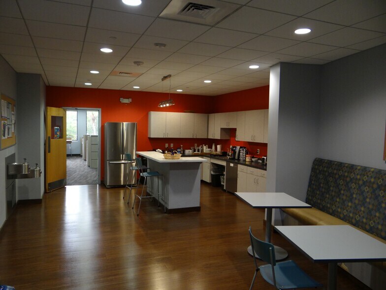 More Photos Of 9875 18th St N, Saint Petersburg Manufacturing For Lease