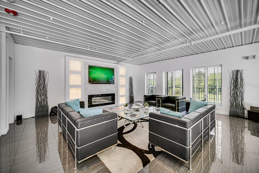 More Photos Of 2108-2260 Ferry Rd, Naperville Showroom For Sale