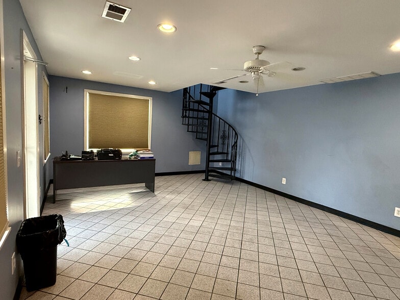 More Photos Of 117 Park Rd, Lexington Showroom For Sale