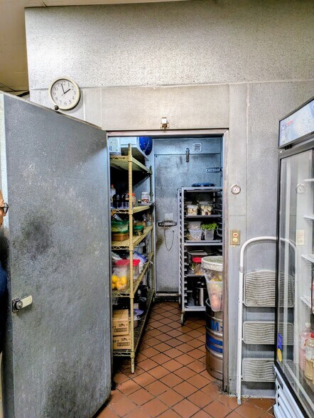 More Photos Of 15928 Ventura Blvd, Encino Storefront Retail Office For Lease