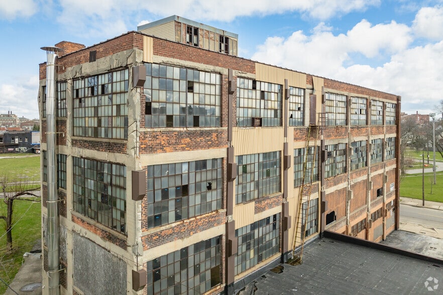 More Photos Of 2119 Ashland Ave, Toledo Industrial For Sale