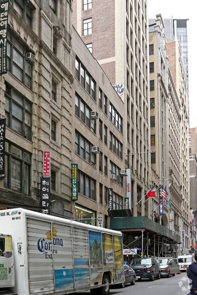 More Photos Of 2-4 W 32nd St, New York General Retail For Lease