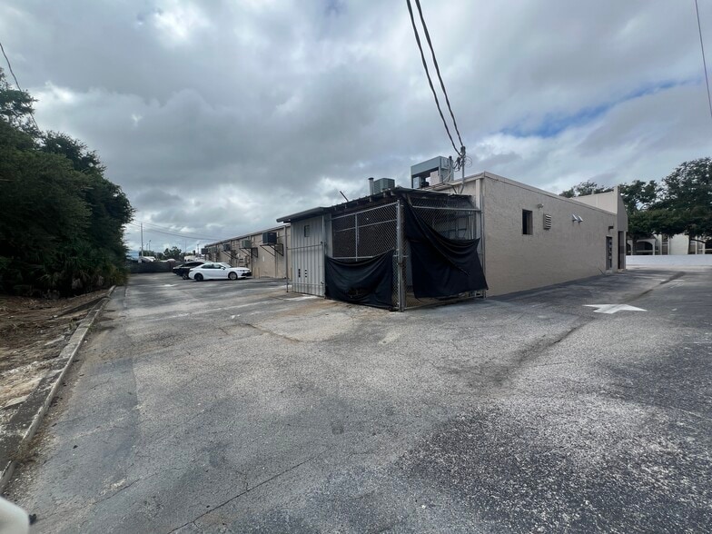 More Photos Of 111-123 N Kings Ave, Brandon Storefront Retail Office For Lease