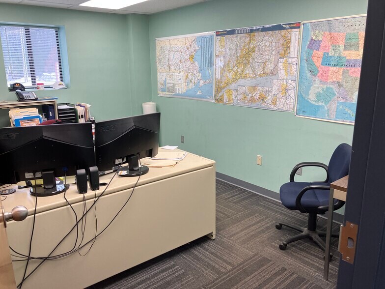 More Photos Of 50 E Dudley Town Rd, Bloomfield Contractor Storage Yard For Lease