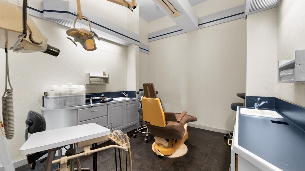 More Photos Of 189 Historic Town Sq, Lancaster Medical For Sale