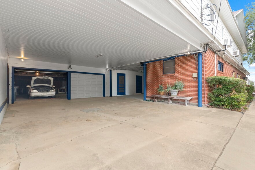 More Photos Of 403 W Sterling St, Baytown Funeral Home For Sale