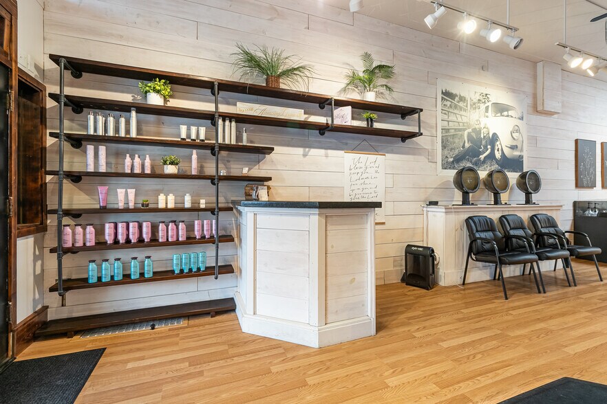 More Photos Of 511 Front St, Lynden General Retail For Sale