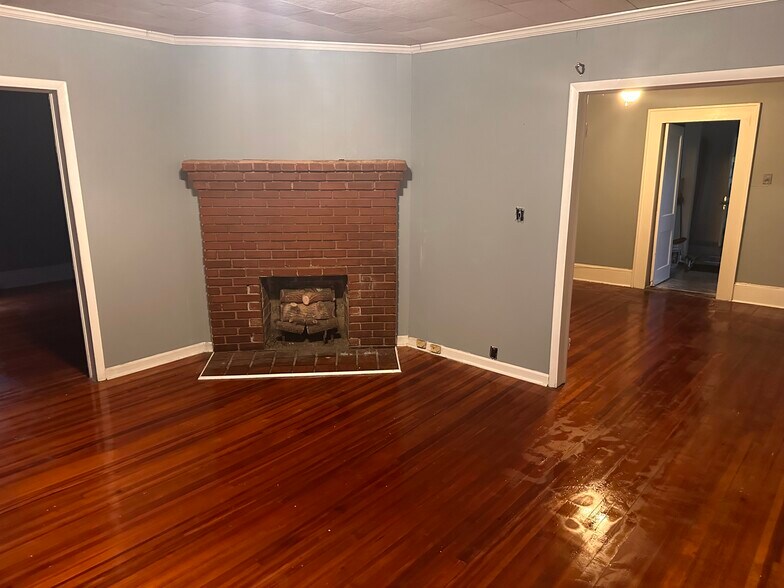 More Photos Of 404 S Greenwood St, Lagrange Light Distribution For Sale