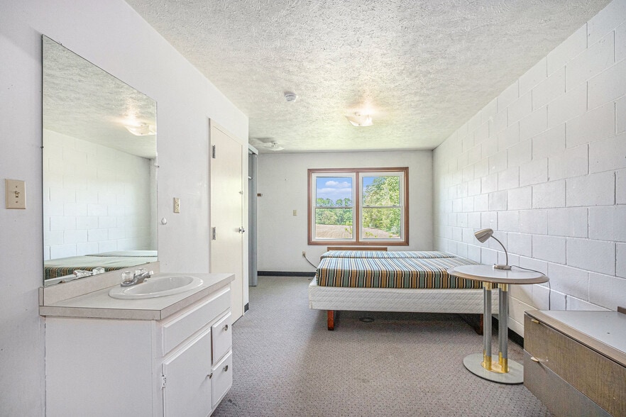 More Photos Of 56968 Dailey Rd, Dowagiac Shelter For Sale