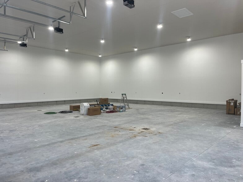 More Photos Of 3528 14th Ave, Council Bluffs Flex For Lease