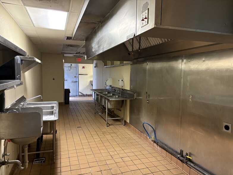 More Photos Of 121-133 Gage Blvd, Richland Freestanding For Lease