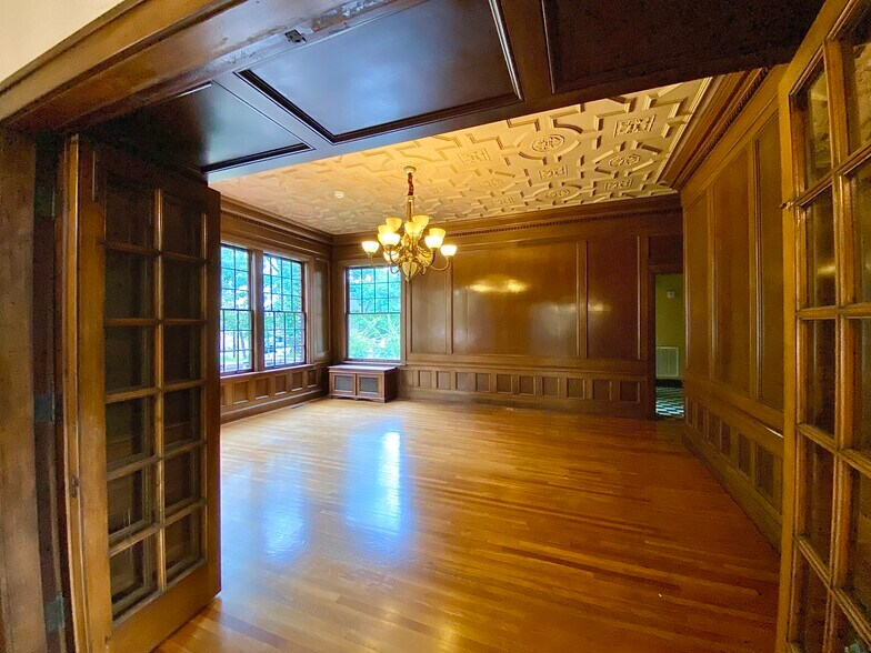 More Photos Of 219 N Broadway St, Tupelo General Retail For Lease