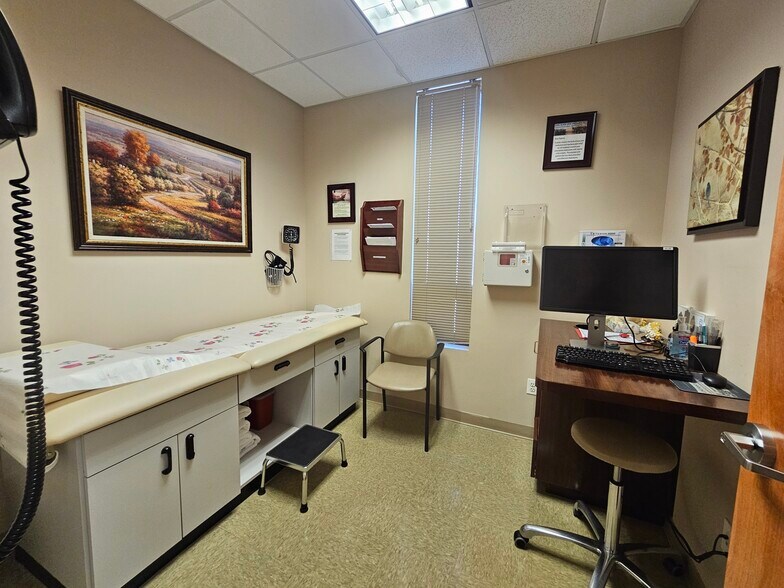 More Photos Of 400 Montauk Hwy, West Islip Medical For Lease