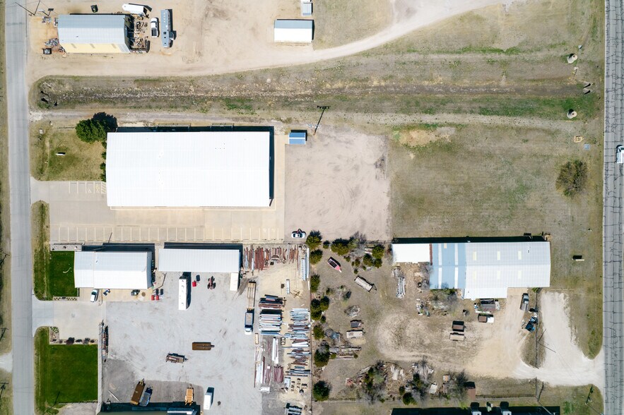 More Photos Of 1302 N Grand St, Hutchinson Flex For Lease
