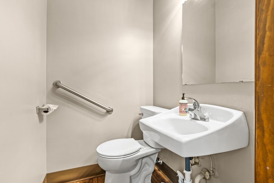 More Photos Of 105 Sycamore St, Medway Medical For Sale