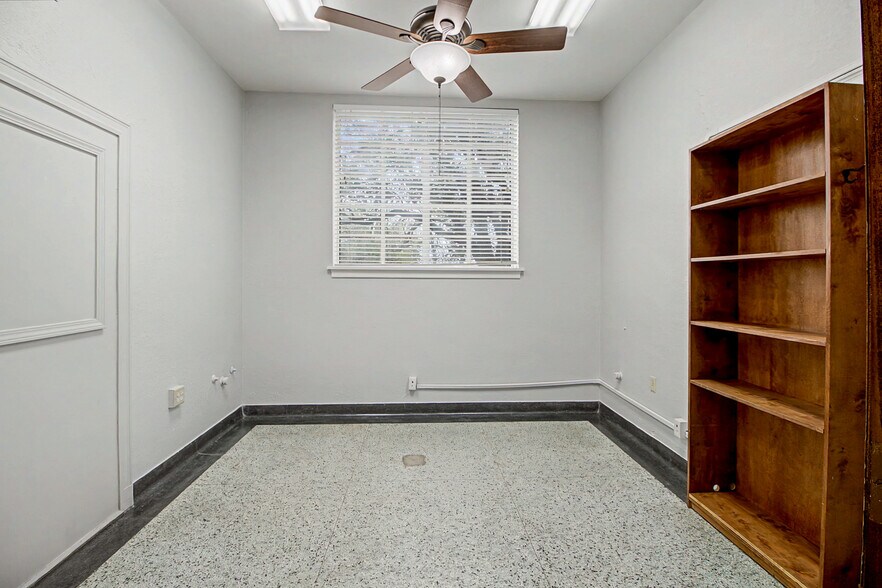 More Photos Of 903 S Texas Ave, College Station Office For Lease
