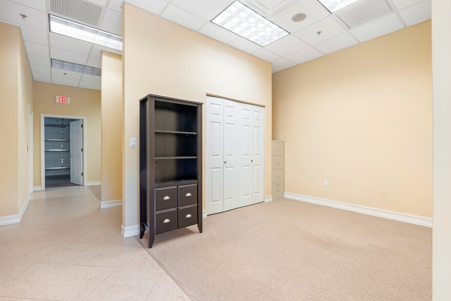 More Photos Of 2433-2463 Quantum Blvd, Boynton Beach Showroom For Lease