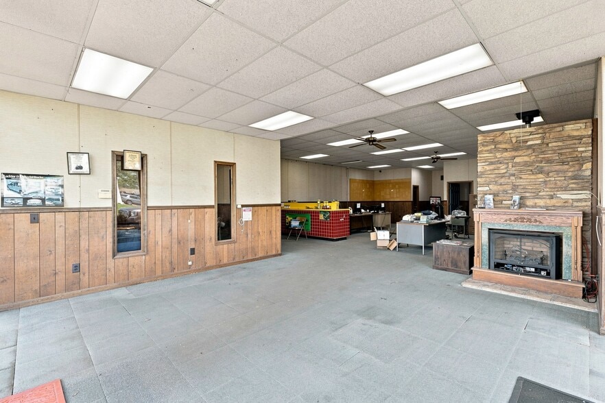 More Photos Of 3267 US Highway 431, Albertville Showroom For Sale