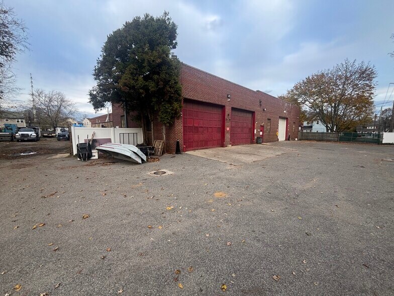 More Photos Of 249 Broadway, Amityville Warehouse For Lease